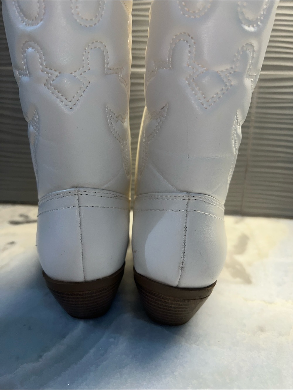 White embroidered low heel cowboy boots - Picture 3 of 6